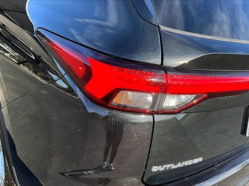 Used 2023 Mitsubishi Outlander ES image 28