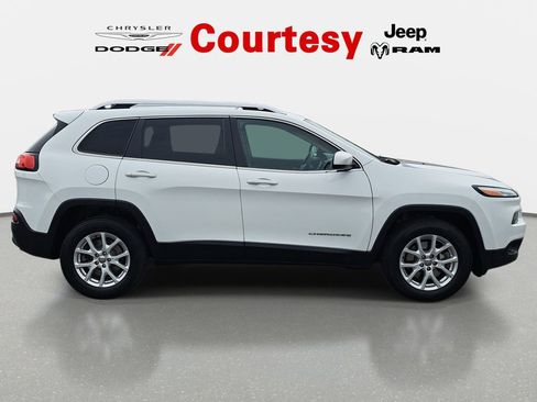 Used 2016 Jeep Cherokee Latitude w/ Cold Weather Group AWD/4WD image 4