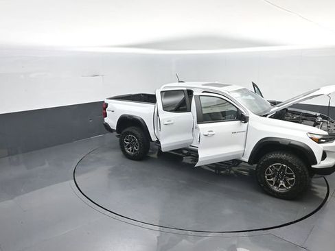 Used 2024 Chevrolet Colorado ZR2 w/ Safety Package AWD/4WD image 38
