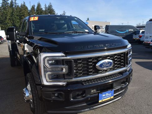 Certified 2025 Ford F450 Platinum w/ FX4 Off-Road Package image 3