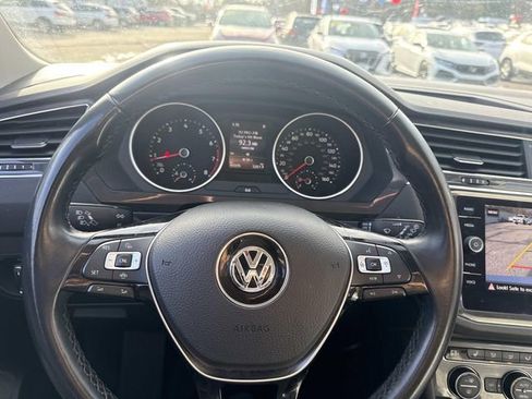 Used 2019 Volkswagen Tiguan SE w/ Panoramic Sunroof Package image 28