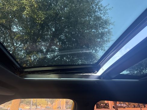 Used 2016 Hyundai Veloster w/ Option Group 02 image 29