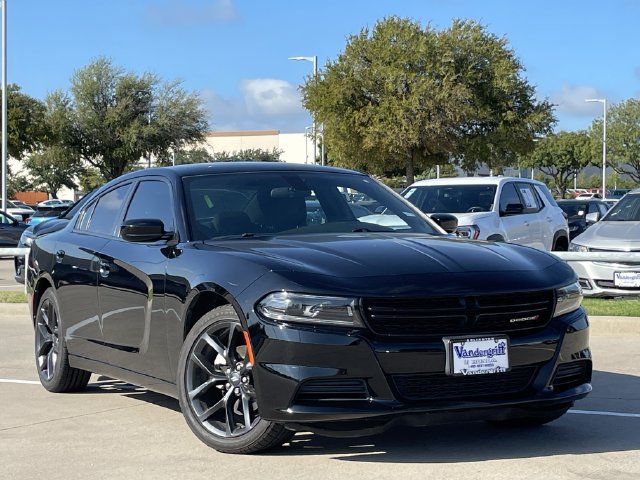 Used 2022 Dodge Charger SXT w/ Blacktop Package RWD image 2