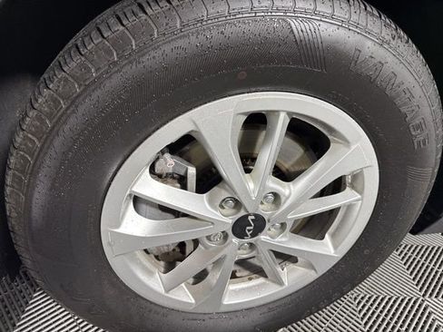Used 2024 Kia Carnival LX FWD image 12