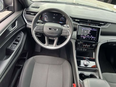 Used 2025 Jeep Grand Cherokee L Laredo image 18