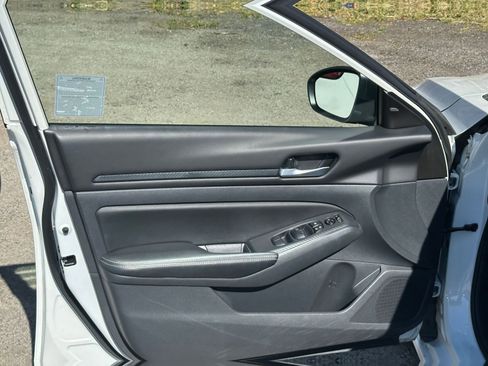 Used 2025 Nissan Altima 2.5 SV image 18