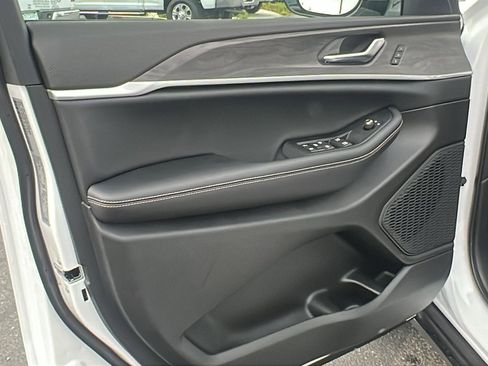 New 2025 Jeep Grand Cherokee Limited w/ Luxury Tech Group II image 13