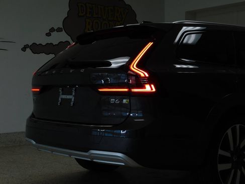 Used 2022 Volvo V90 B6 Cross Country AWD/4WD image 65
