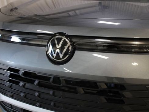 New 2026 Volkswagen Tiguan SE AWD/4WD image 32