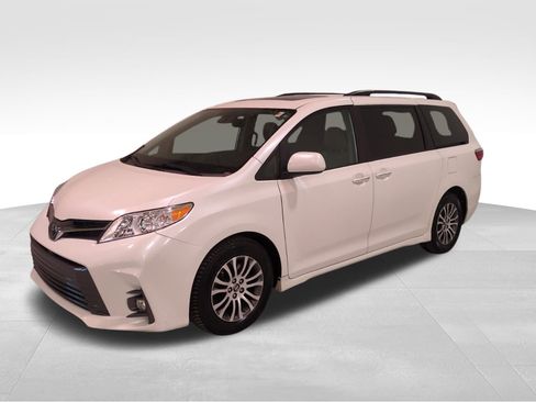 Used 2019 Toyota Sienna XLE image 7