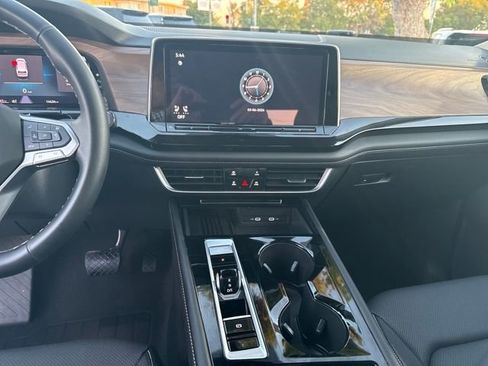 Used 2025 Volkswagen Atlas SE image 17