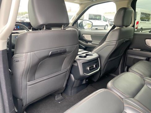 Used 2025 Ford Expedition Active image 31