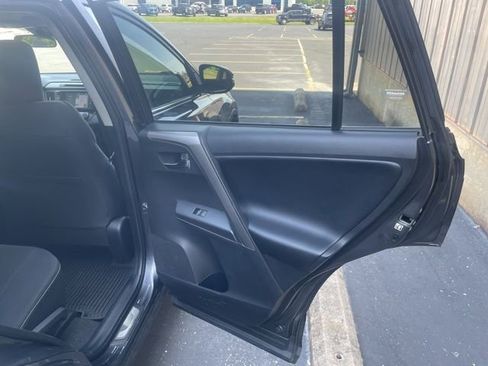 Used 2018 Toyota RAV4 XLE AWD/4WD image 51