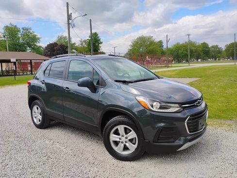 Used 2021 Chevrolet Trax LT w/ Premium Seat Package AWD/4WD image 1
