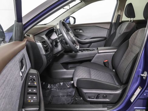 Used 2023 Nissan Rogue SV image 11