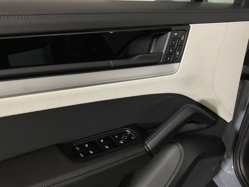 Used 2025 Porsche Cayenne AWD/4WD image 24
