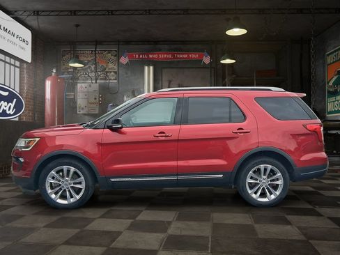 Used 2018 Ford Explorer XLT w/ Equipment Group 202A FWD image 3