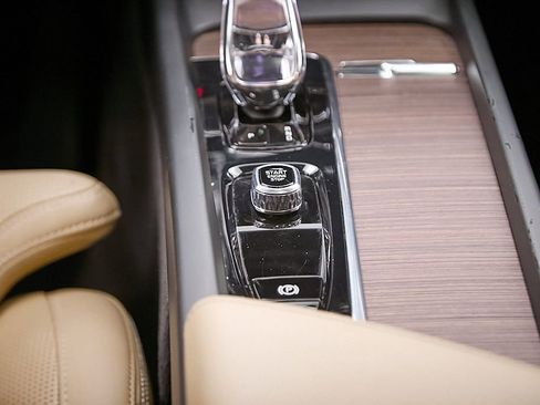 Certified 2023 Volvo XC60 B5 Ultimate w/ Protection Package Premier image 29