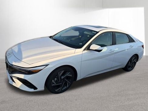 Used 2024 Hyundai Elantra Limited image 2