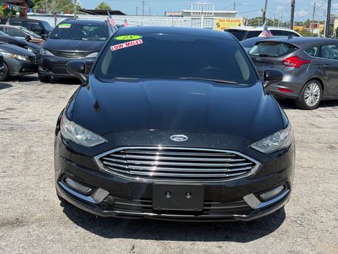 Used 2018 Ford Fusion SE w/ Fusion SE Technology Package FWD image 2