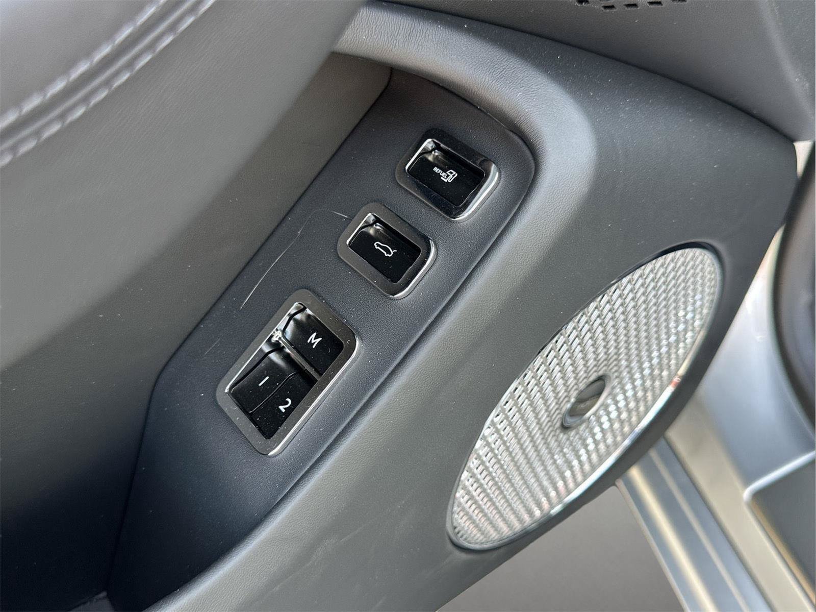 New 2026 Bentley Flying Spur V8 AWD/4WD image 13