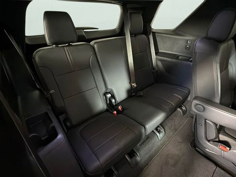 Used 2023 Chevrolet Traverse RS image 29