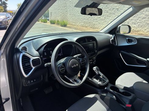 Used 2025 Kia Soul LX w/ LX Technology Package FWD image 31