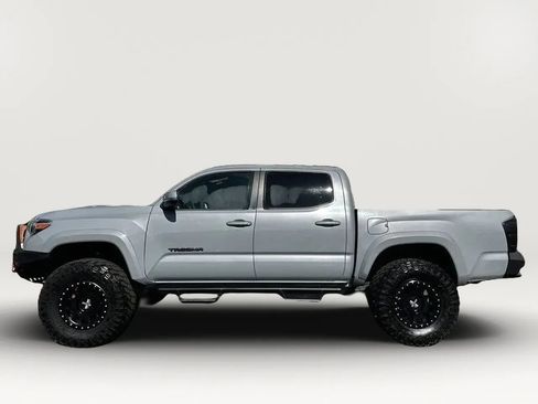 Used 2018 Toyota Tacoma TRD Sport RWD image 5