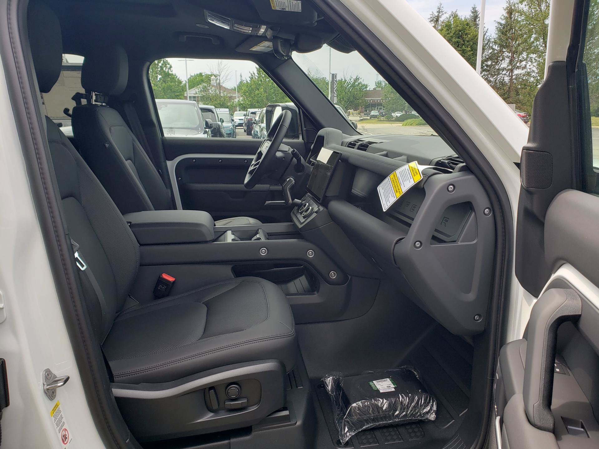 New 2026 Land Rover Defender 110 X-Dynamic SE AWD/4WD image 17