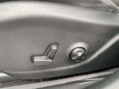 Used 2018 Jeep Cherokee Latitude Plus w/ Comfort/Convenience Group image 16