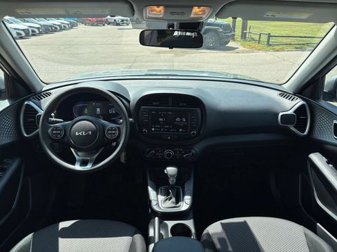 Used 2025 Kia Soul LX w/ LX Technology Package FWD image 29