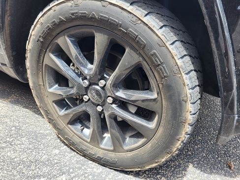 Used 2019 Jeep Grand Cherokee Altitude AWD/4WD image 6