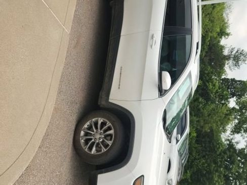 Used 2020 Jeep Cherokee Latitude Plus w/ Cold Weather Group AWD/4WD image 6