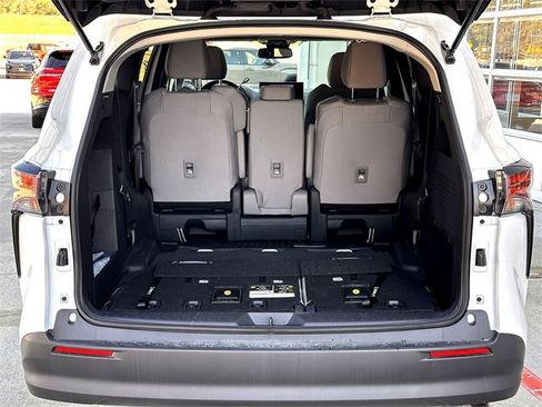 New 2025 Toyota Sienna LE image 24