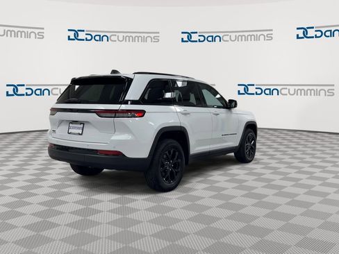 Used 2025 Jeep Grand Cherokee Altitude AWD/4WD image 8