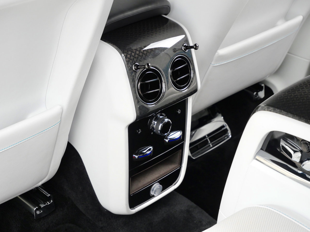 Used 2024 Rolls-Royce Cullinan Black Badge w/ Leather Finishing Pack AWD/4WD image 34