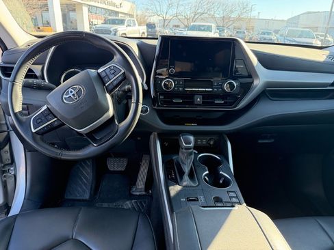 Certified 2023 Toyota Highlander XLE image 5