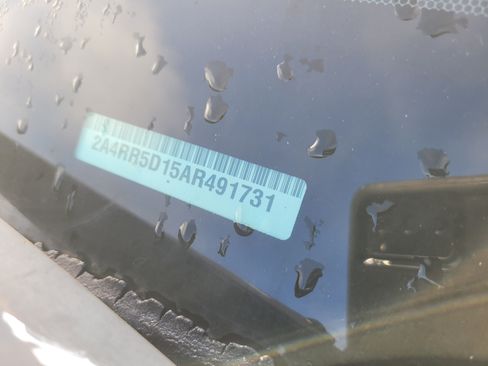 Used 2010 Chrysler Town & Country Touring FWD image 10