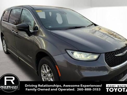 Used 2023 Chrysler Pacifica Touring-L image 6