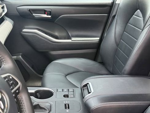Used 2023 Toyota Highlander XLE FWD image 7