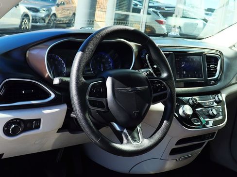 Used 2020 Chrysler Voyager L image 38