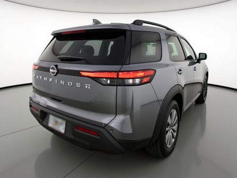 Used 2025 Nissan Pathfinder SV image 9