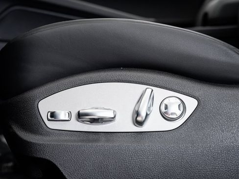 Certified 2025 Porsche Macan image 10