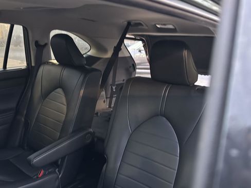 Certified 2023 Toyota Highlander XLE image 26