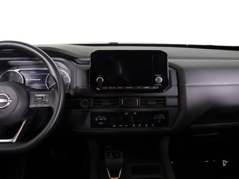 Used 2024 Nissan Pathfinder S image 32