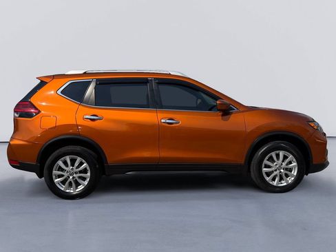 Used 2017 Nissan Rogue SV AWD/4WD image 2