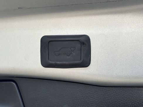 Used 2020 Toyota RAV4 Limited FWD image 13