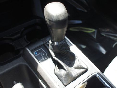 Used 2019 Toyota Tacoma SR5 RWD image 9