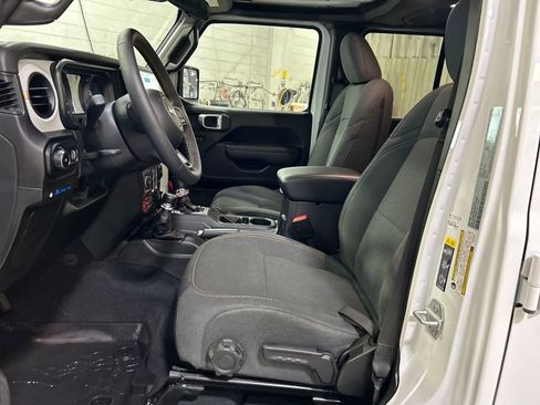 Used 2024 Jeep Wrangler Unlimited image 29
