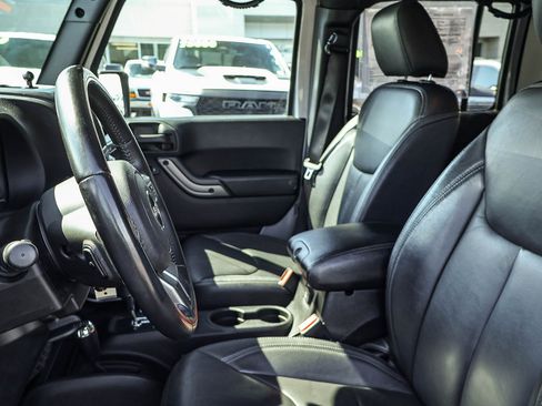 Used 2018 Jeep Wrangler Unlimited Sahara AWD/4WD image 12